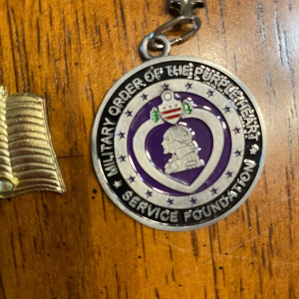 5 keychains, 3 disabled veterans, 1 American flag, 1 Purple Heart foundation - Picture 4 of 8